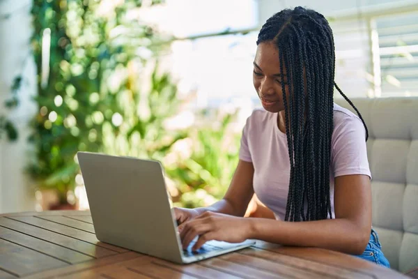 Afroamerikanerin Sitzt Mit Laptop Auf Tisch Auf Der Heimischen Terrasse — Stockfoto