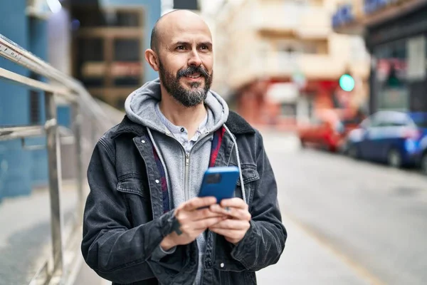 Jovem Careca Sorrindo Confiante Usando Smartphone Rua — Fotografia de Stock