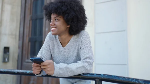 Afroamerikanerin Lächelt Selbstbewusst Mit Smartphone Auf Der Straße — Stockfoto