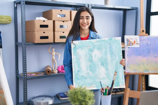 Jong Hispanic Meisje Kunstenaar Glimlachen Zelfverzekerd Holding Trekken Kunst Studio — Stockfoto