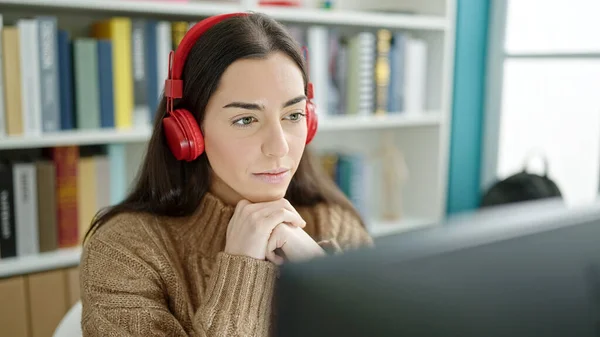 Young Beautiful Hispanic Woman Student Using Computer Headphones University Classroom — Stock Photo, Image
