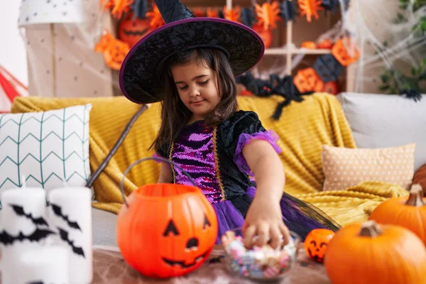 Adorável Hispânico Menina Ter Halloween Festa Segurando Doce Tigela Casa — Fotografia de Stock