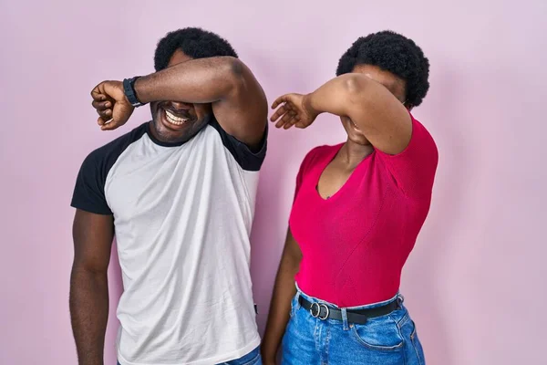 Jeune Couple Afro Américain Debout Sur Fond Rose Couvrant Les — Photo