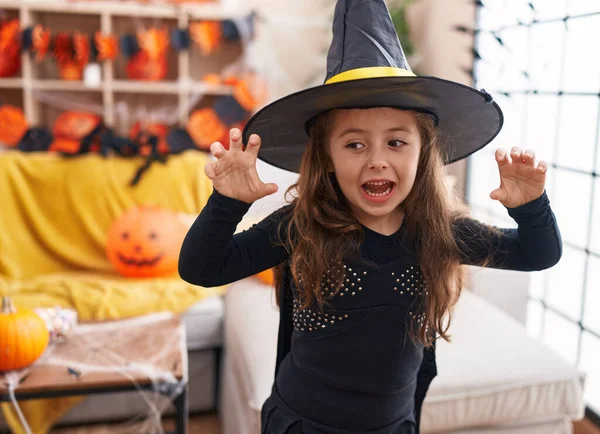 Adorável Hispânico Menina Ter Halloween Festa Fazendo Assustar Gesto Casa — Fotografia de Stock