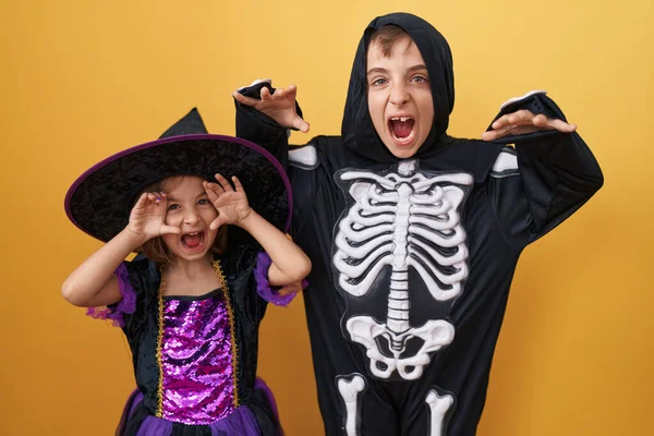 Rozkošný Chlapec Dívka Sobě Halloween Kostým Dělá Strach Gesto Přes — Stock fotografie