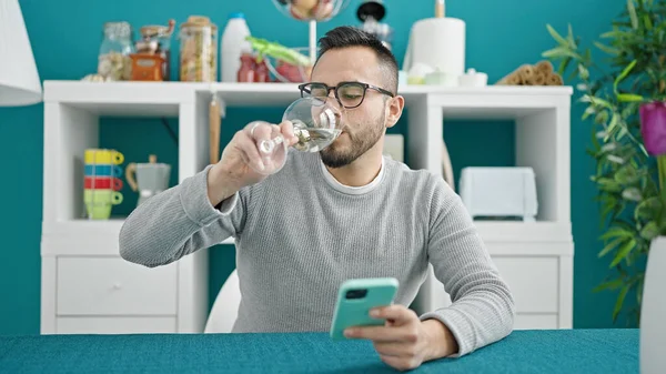 Hispánec Pije Sklenici Vína Sedí Stole Pomocí Smartphonu Jídelně — Stock fotografie