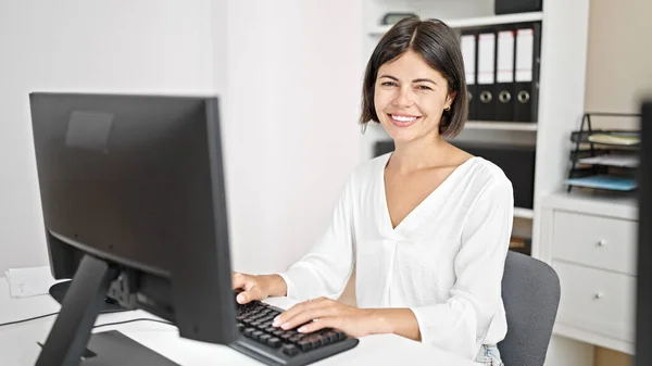 Mladý Krásný Hispánec Žena Obchodní Pracovník Pomocí Počítače Pracuje Kanceláři — Stock fotografie