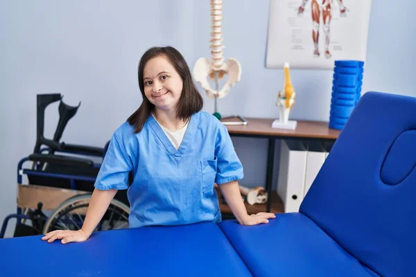 Syndrome Woman Wearing Physiotherapy Uniform Leaning Massage Table Physiotherapist Clinic — ストック写真