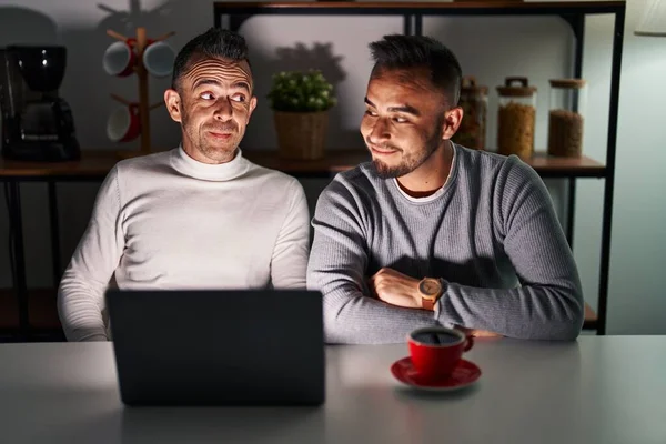 Homoseksueel Paar Met Behulp Van Computer Laptop Glimlachen Kijken Naar — Stockfoto