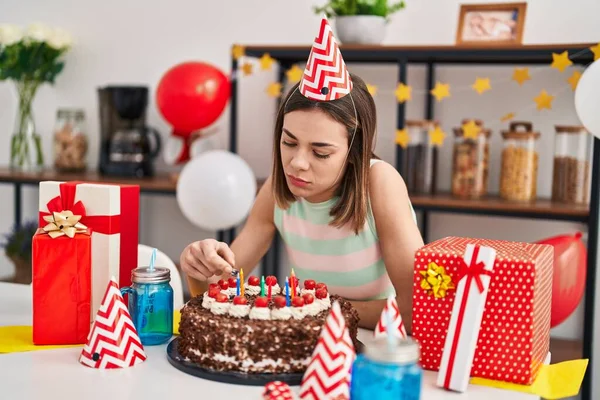 Joven Mujer Hispana Hermosa Celebrando Cumpleaños Con Expresión Triste Casa — Foto de Stock