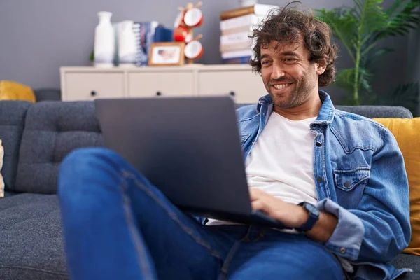 Молодий Іспаномовний Чоловік Використовує Ноутбук Сидячи Дивані Вдома — стокове фото