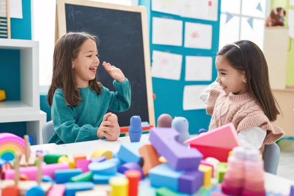 Entzückende Mädchen Spielen Kindergarten Mit Bauklötzen High Five — Stockfoto