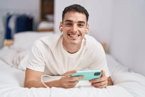 Genç Spanyol Adam Yatakta Uzanmış Akıllı Telefondan Video Izliyor — Stok fotoğraf