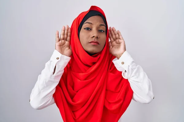Young Arab Woman Wearing Traditional Islamic Hijab Scarf Trying Hear — Stock Photo, Image