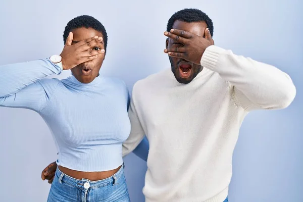 Genç Afro Amerikan Çift Mavi Arka Planda Dikiliyor Şok Geçiriyorlar — Stok fotoğraf