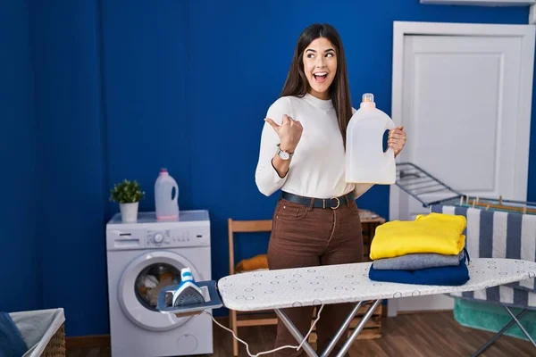 Jong Brunette Vrouw Met Gevouwen Wasgoed Strijken Wijzen Duim Naar — Stockfoto