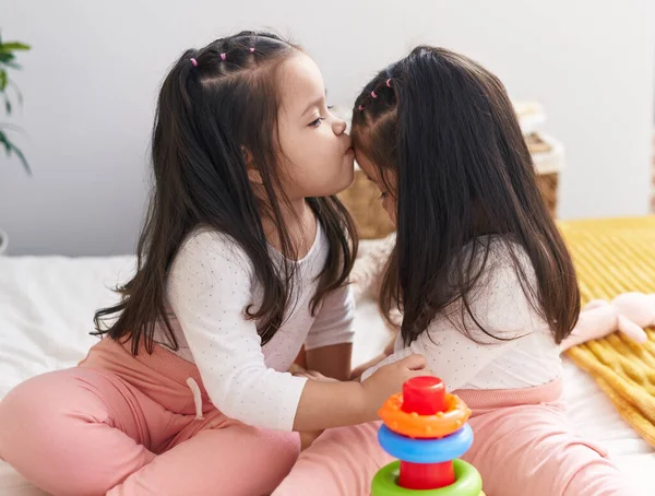 Adorable Twin Girls Playing Hoops Game Kissing Bedroom — Stock Photo, Image