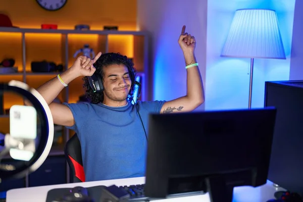 Young Latin Man Streamer Playing Video Game Winner Expression Gaming — Φωτογραφία Αρχείου