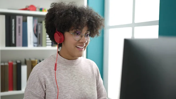 Mujer Afroamericana Joven Usando Computadora Usando Auriculares Aula Universitaria — Foto de Stock