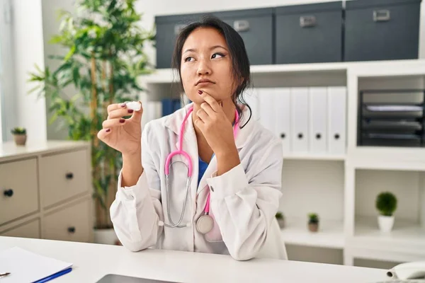 Ung Asiatisk Kvinna Bär Läkare Uniform Och Stetoskop Allvarligt Ansikte — Stockfoto
