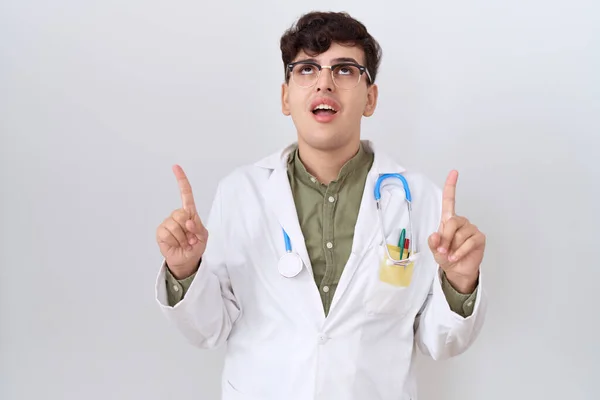 Doktor Üniforması Giyen Steteskop Takmış Genç Bir Adam Şaşırmış Şaşırmış — Stok fotoğraf