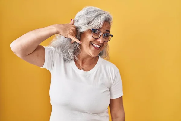 Middle Age Woman Grey Hair Standing Yellow Background Smiling Doing — Stock Photo, Image