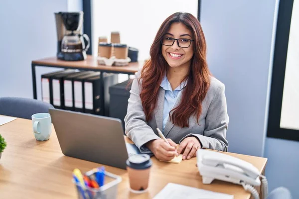 Genç Spanyol Kadın Işi Ofiste Çalışırken Gülümsüyor — Stok fotoğraf