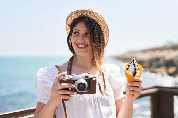 Ung Latinamerikansk Kvinna Turist Håller Kameran Äter Glass Vid Havet — Stockfoto