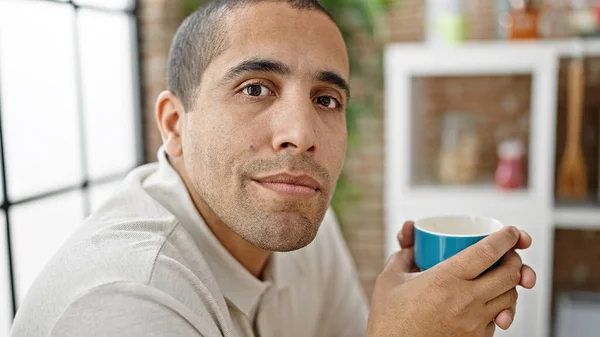 Jonge Spaanse Man Die Koffie Drinkt Zittend Tafel Eetkamer — Stockfoto