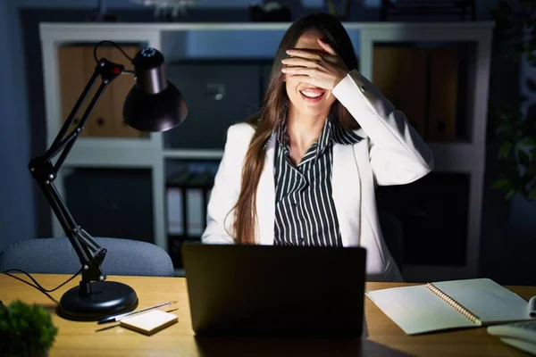 Молодая Брюнетка Работающая Ночью Офисе Ноутбуком Улыбающаяся Смеющаяся Закрывая Глаза — стоковое фото