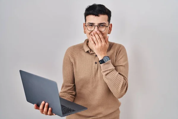 Osoba Niebinarna Korzystająca Laptopa Komputerowego Śmiejąc Się Zawstydzony Chichot Obejmujące — Zdjęcie stockowe