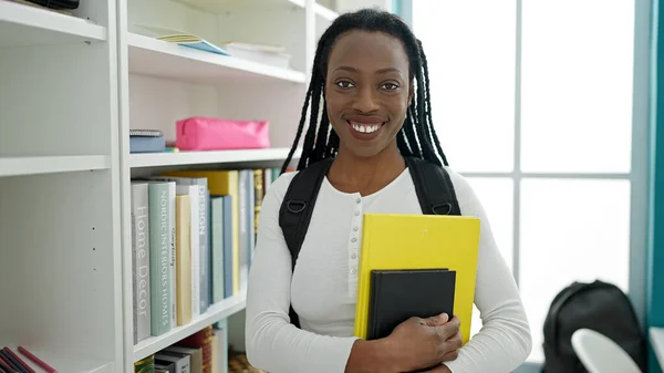 Üniversite Sınıfında Elinde Kitap Tutan Afrikalı Amerikalı Kadın Öğrenci — Stok fotoğraf