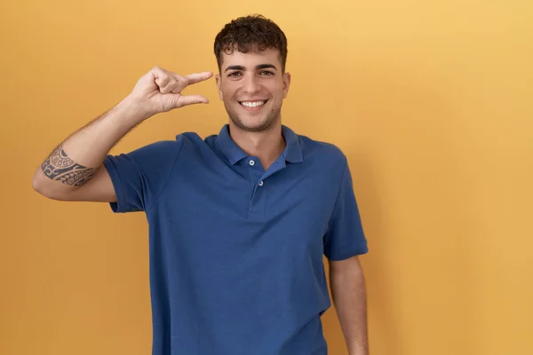 Young Hispanic Man Standing Yellow Background Smiling Confident Gesturing Hand — Stock fotografie
