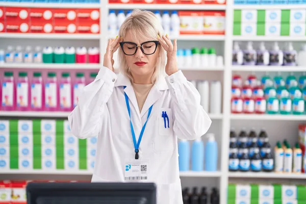 Молодая Белая Женщина Работающая Аптеке Рукой Голове Боли Голове Стресса — стоковое фото
