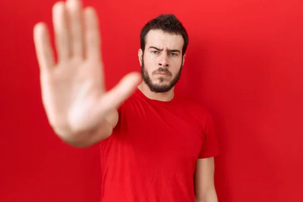 Młody Hiszpan Czerwonej Koszuli Przestaje Śpiewać Dłonią Wyraz Ostrzegawczy Negatywnym — Zdjęcie stockowe