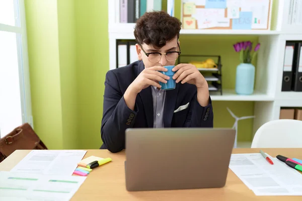 Non Binary Man Business Worker Using Laptop Drinking Coffee Office — Stock Fotó