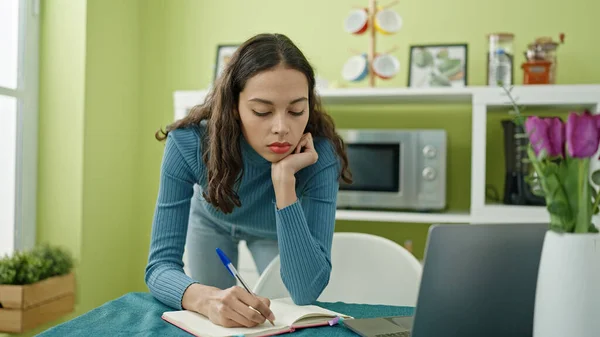 Young Beautiful Hispanic Woman Using Laptop Writing Notebook Studying Home — Stock Photo, Image
