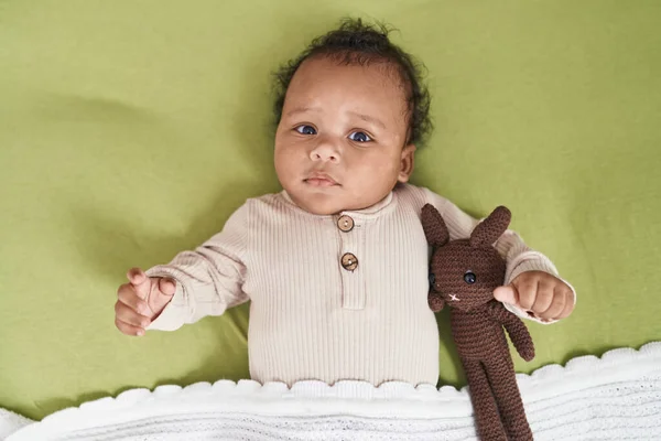 African American Μωρό Χαλάρωση Στο Κρεβάτι Κούκλα Στο Υπνοδωμάτιο — Φωτογραφία Αρχείου