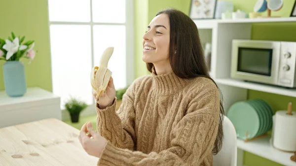 Joven Hermosa Mujer Hispana Comiendo Plátano Sentado Mesa Cocina — Foto de Stock