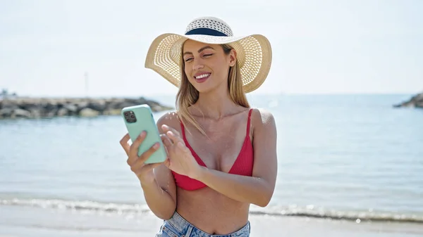 Молодая Блондинка Туристка Бикини Помощью Смартфона Пляже — стоковое фото