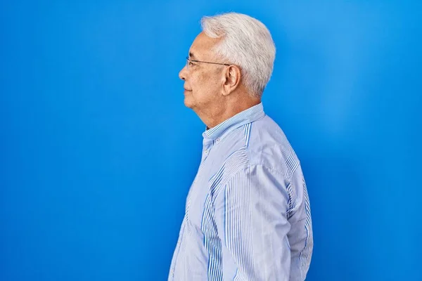 Homem Sênior Hispânico Vestindo Óculos Olhando Para Lado Relaxar Pose — Fotografia de Stock