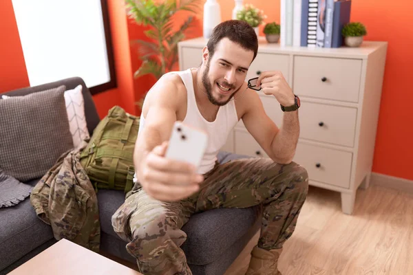 Νεαρός Ισπανός Που Φοράει Στολή Στρατιώτη Βγάζει Selfie Από Smartphone — Φωτογραφία Αρχείου