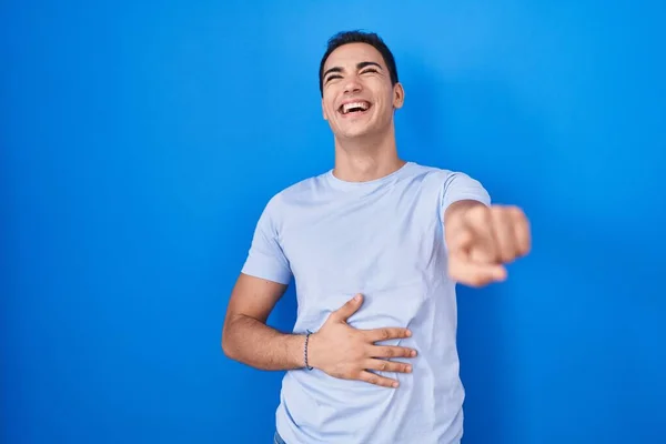Young Hispanic Man Standing Blue Background Laughing You Pointing Finger — ストック写真