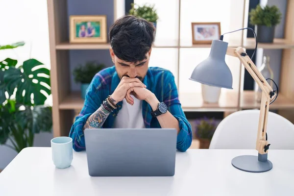 Jovem Hispânico Usando Laptop Beber Café Casa — Fotografia de Stock
