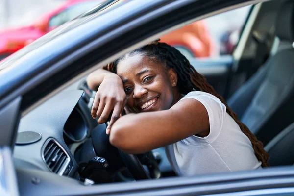 Africano Americano Mulher Sorrindo Confiante Inclinado Volante Rua — Fotografia de Stock
