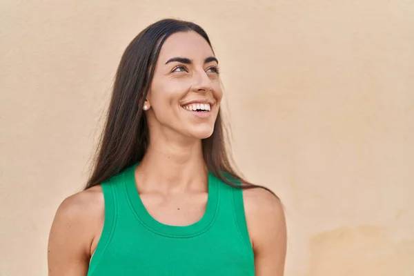 Junge Schöne Hispanische Frau Lächelt Zuversichtlich Und Blickt Zur Seite — Stockfoto