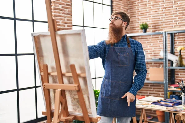 Giovane Redhead Uomo Artista Guardando Disegnare Con Espressione Dubbio Studio — Foto Stock