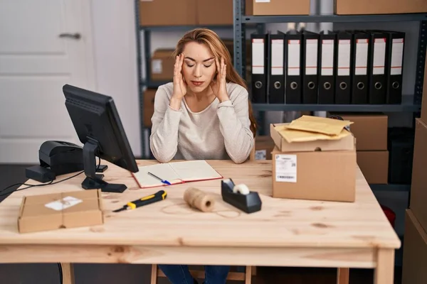 Ung Kvinna Handelsföretag Arbetstagare Stressade Arbetar Kontoret — Stockfoto