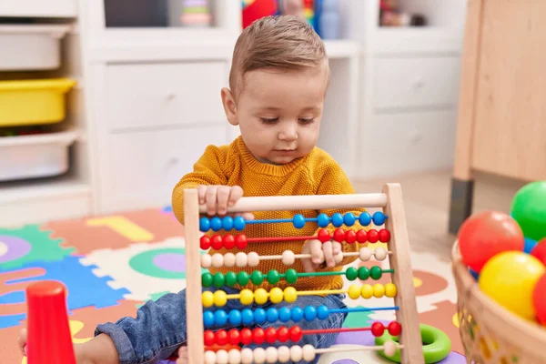 Schattige Blanke Baby Spelen Met Abacus Zitten Vloer Kleuterschool — Stockfoto