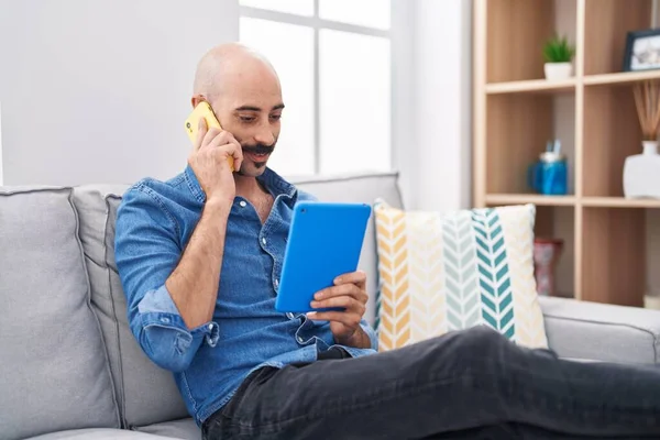 Genç Spanyol Adam Evde Dokunmatik Ped Kullanarak Akıllı Telefondan Konuşuyor — Stok fotoğraf